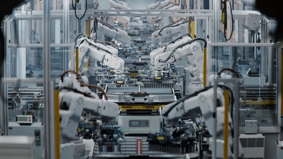 Fertigungsstraße mit Roboterarmen Hero Industrieanwendungen