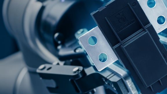 IVT 3 wird von einem Roboterarm gehalten