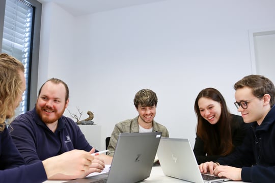 Studenten am Gruppentisch