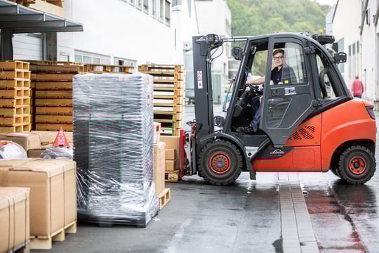 Auszubildende Fachkraft-fuer-Lagerlogistik fährt einen Gabelstapler
