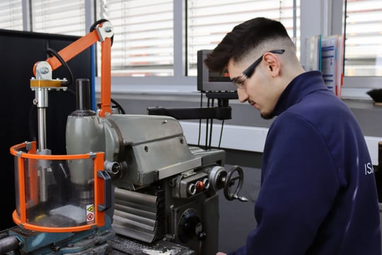 Auszubildender Fertigungsmechaniker bei der Arbeit 