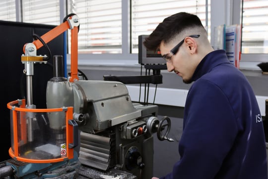 Auszubildender Fertigungsmechaniker bei der Arbeit