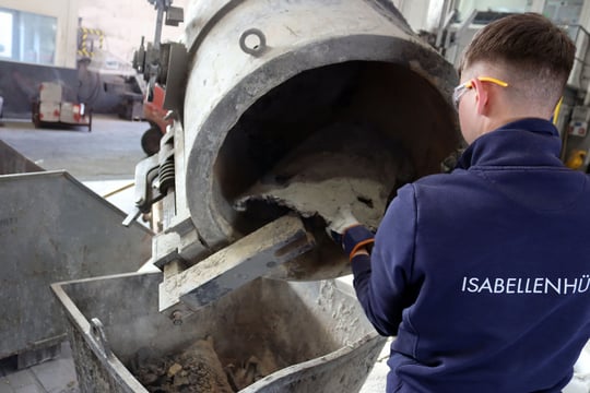 Auszubildender Giessereimechaniker bei der Arbeit