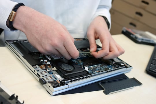 Auszubildender IT-Fachinformatiker wechselt Komponenten im Notebook