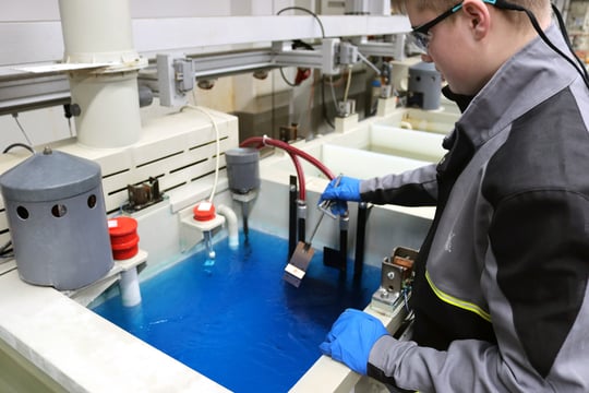 Auszubildender Oberflächenbeschichter bei der Arbeit 