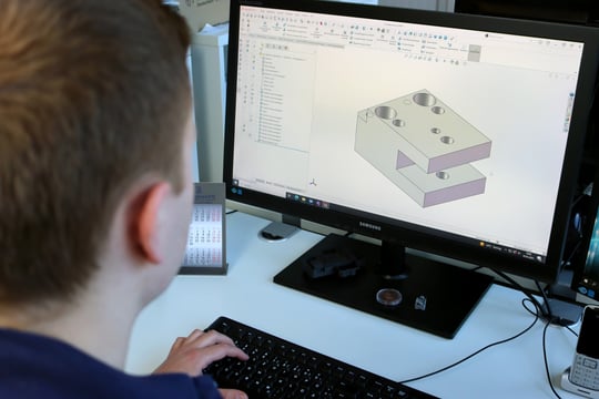 Auszubildender Technischer-Produktdesigner zeichnet ein Bauteil im CAD-Programm