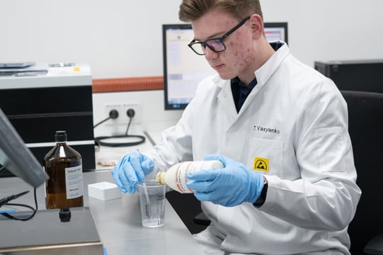 Auszubildender Werkstoffprüfer bei der Arbeit