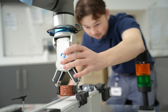Auszubildender Werkzeugmechaniker bei der Arbeit