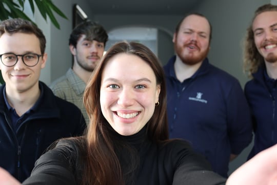 Studenten Gruppenbild in die Kamera schauend