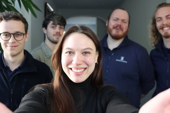 Studenten Gruppenbild in die Kamera schauend