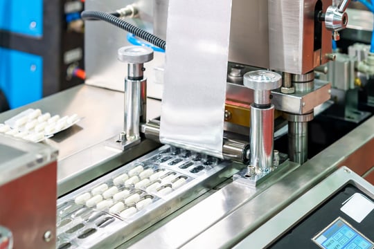 Capsules wrapped in PTP film during the manufacturing process by machine Blister packaging machine for pharmaceutical industry